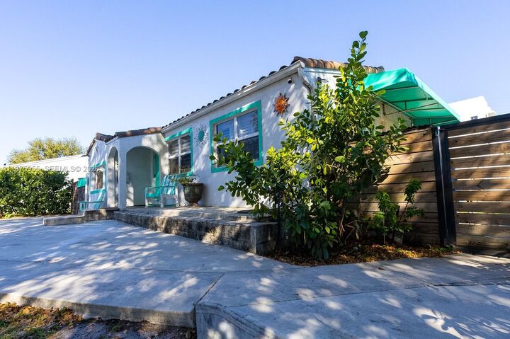 Property Photo: 1629 Arthur St FL 33020