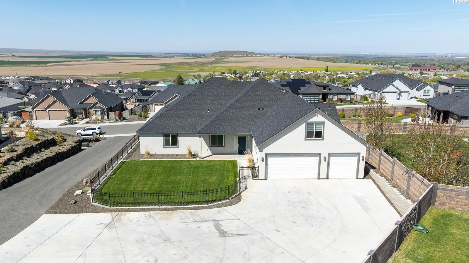 Property Photo: 6631 Collins Rd WA 99353