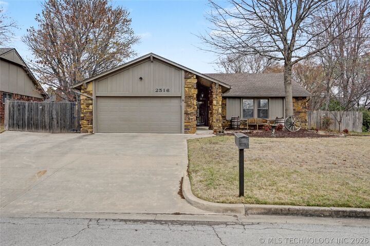 Property Photo:  2516 W Broadway Street  OK 74012 