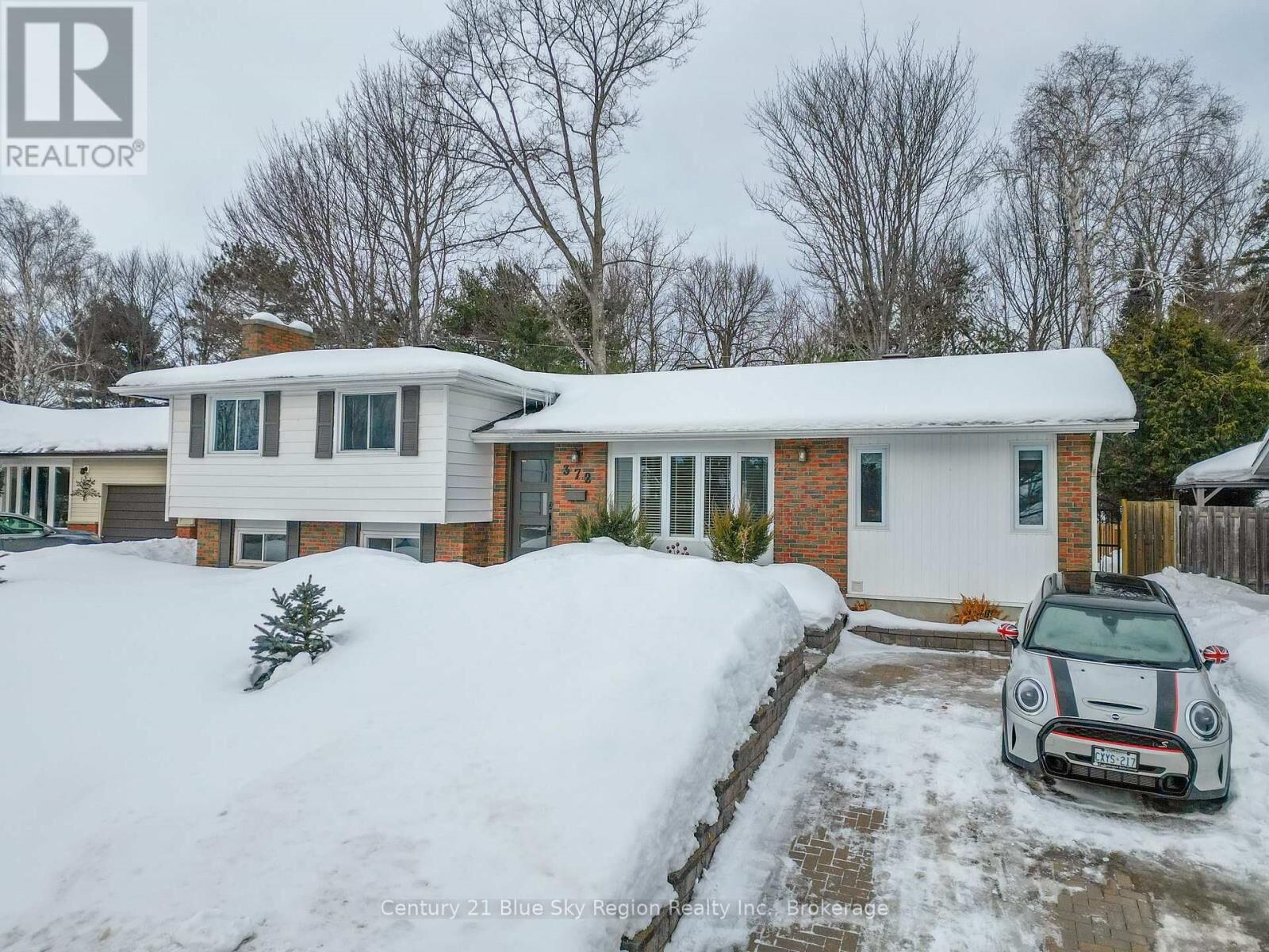 Property Photo:  372 Camelot Drive  ON P1A 3K7 