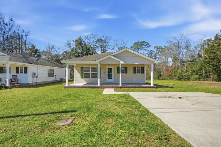Property Photo: 309 Rangeline Street FL 32425