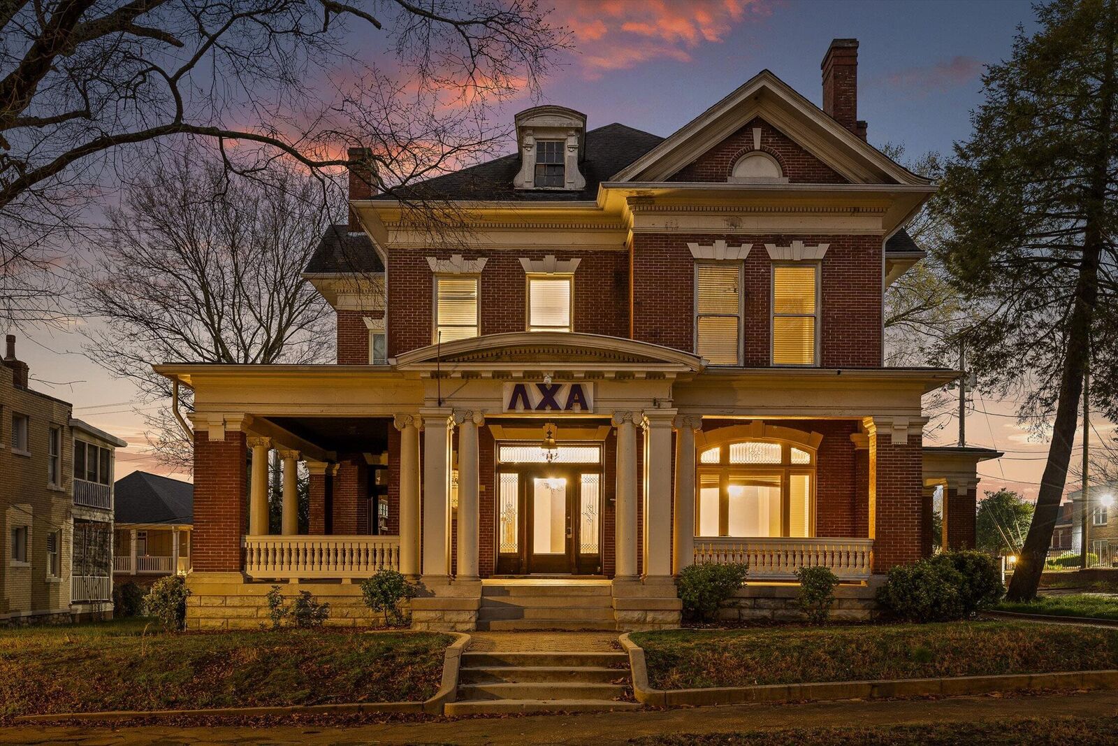 Property Photo:  926 Oak Street  TN 37403 