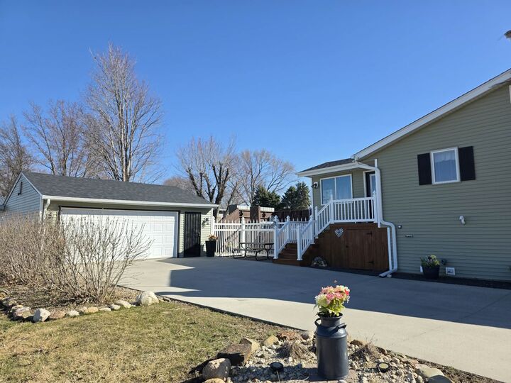 Property Photo:  917 Streeter Street  IA 50135 