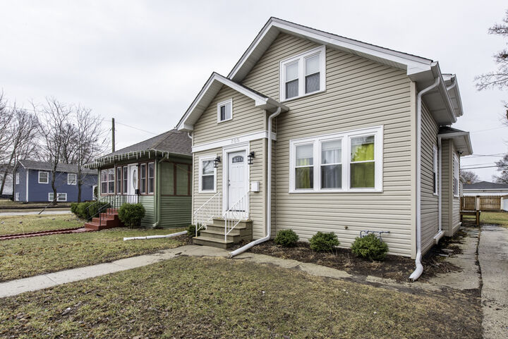 Property Photo:  705 Massena Avenue  IL 60085 