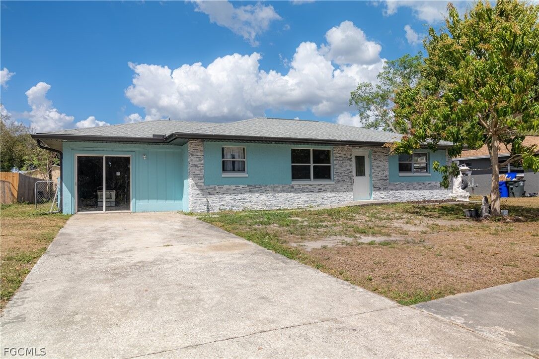 Property Photo:  4811 Zana Drive  FL 33905 