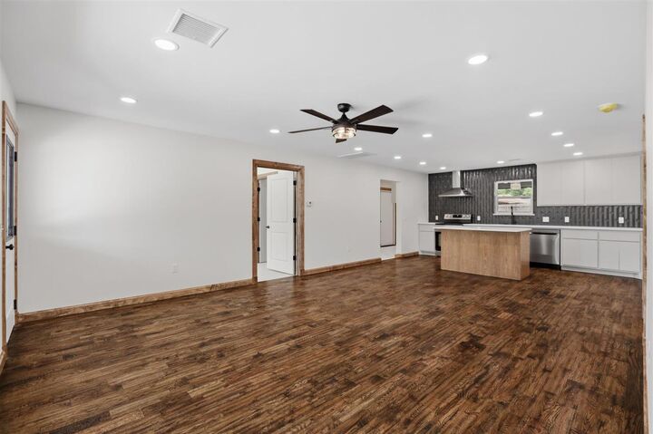 Property Photo:  1905 N Cedar  OK 74604 