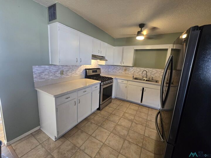 Property Photo:  302 Bluebird Street  NM 88220 