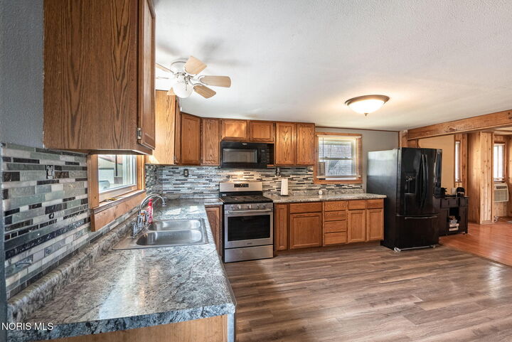 Property Photo:  1413 W Washington Street  OH 43543 