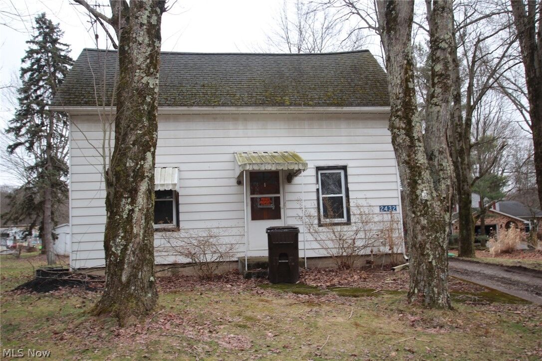 Property Photo: 2432 Cadwallader Sonk Road OH 44410