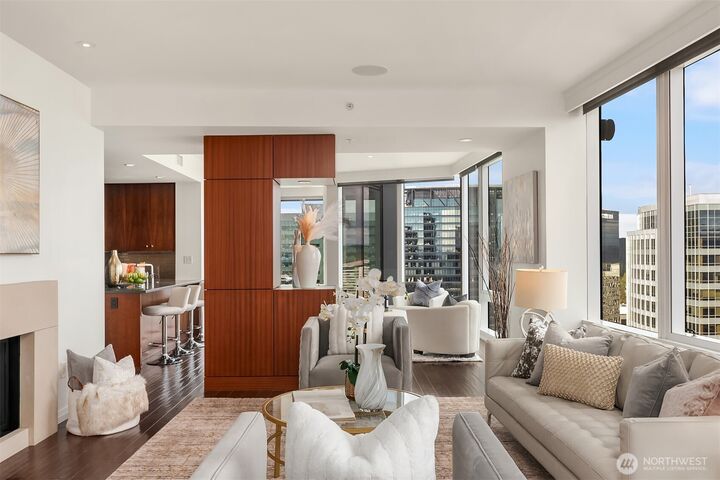 Property Photo:  500  106th Avenue NE 3105  WA 98004 