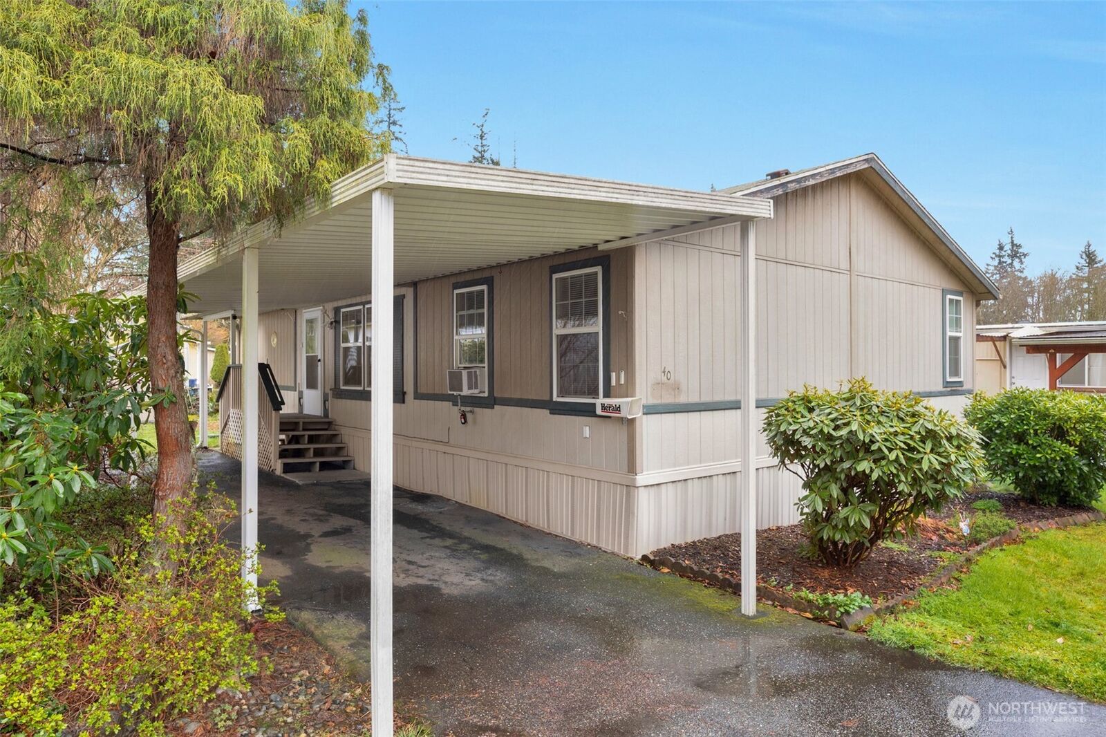 Property Photo: 9425 56 Street SE 40 WA 98290