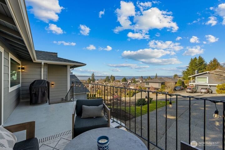 Property Photo:  712  Alder Street  WA 98020 