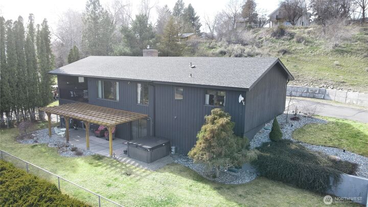Property Photo:  190  Hennepin  WA 98840 