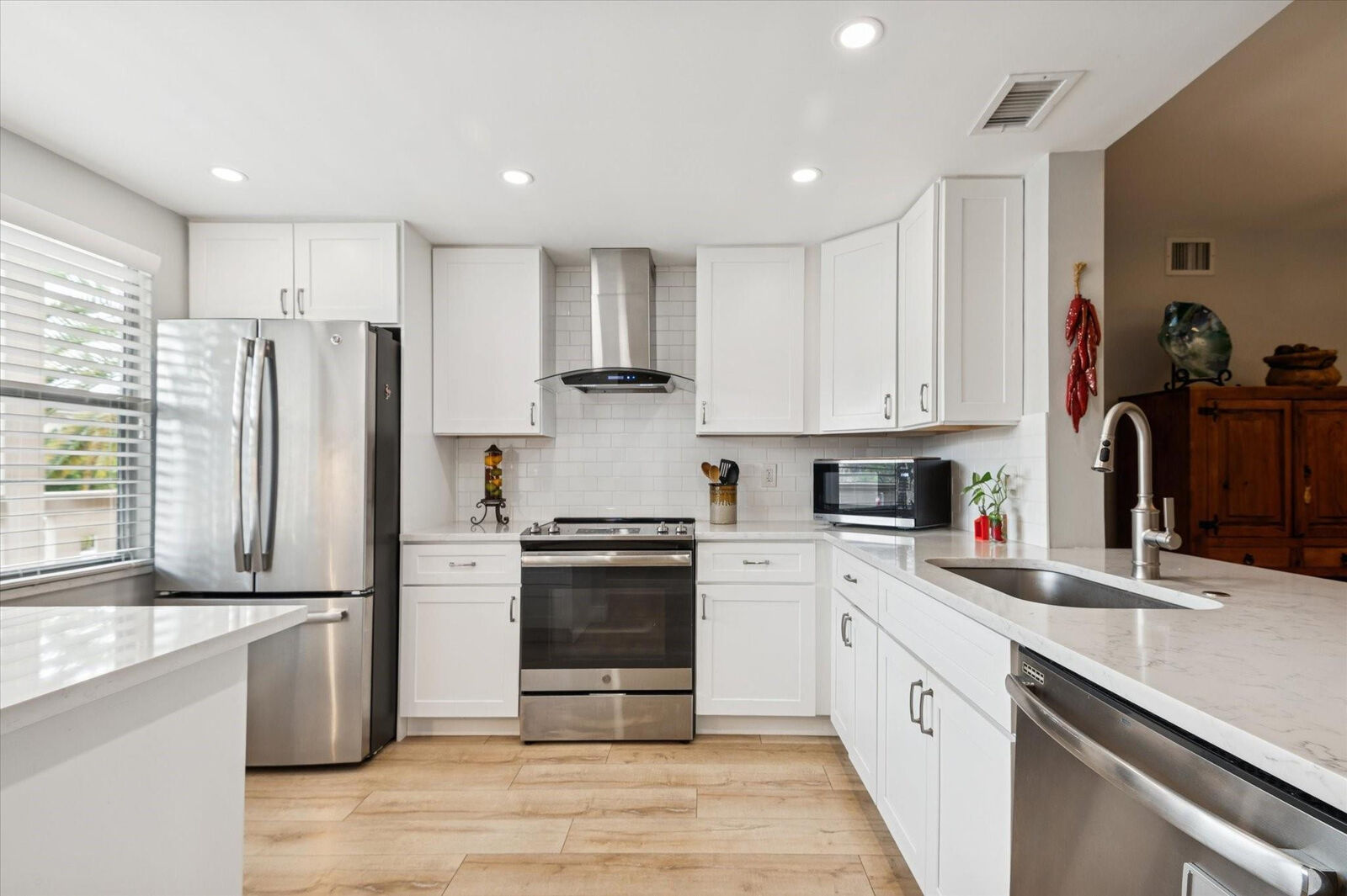 Property Photo:  2202 Lucaya Bend L2  FL 33066 