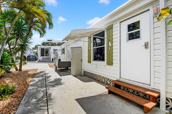 Property Photo: 5 Cedar Drive Cd-5 FL 33435