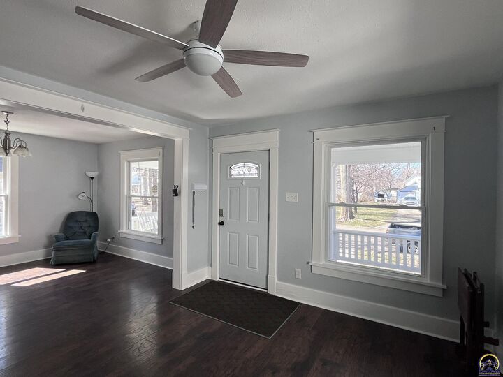 Property Photo:  722 NE Sumner St  KS 66616 