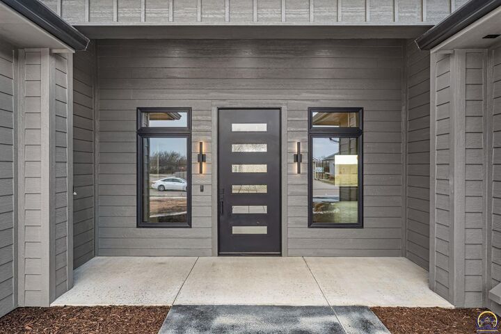 Property Photo:  2927 SW Greenridge St  KS 66614 