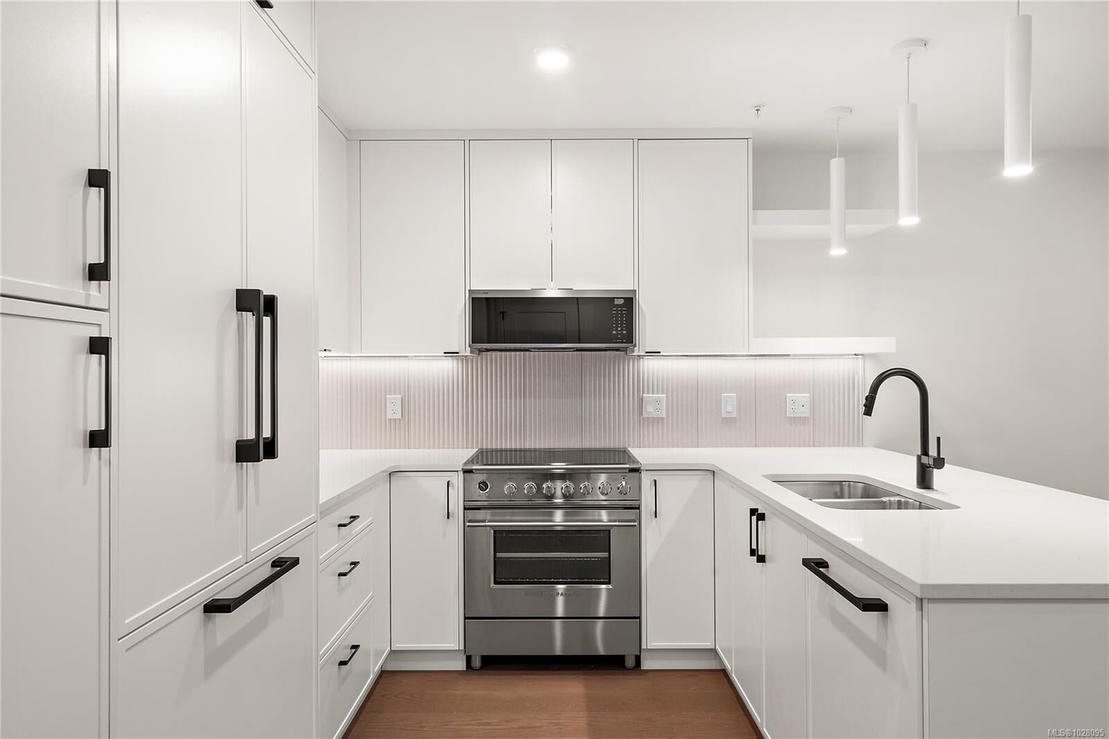 Property Photo:  1102 Esquimalt Rd Th2  BC V9A 0L3 