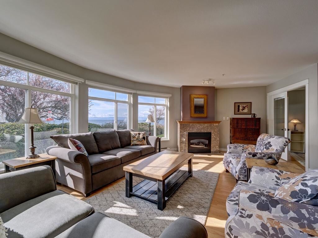 Property Photo: 5470 Inlet Avenue 103 BC V7Z 0H4