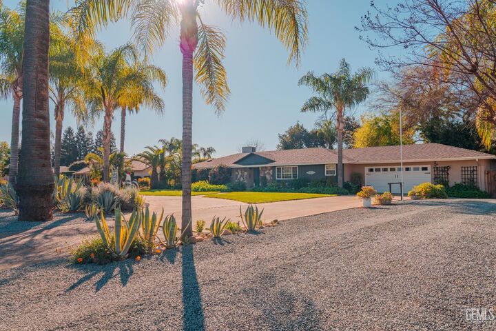 Property Photo:  915 S Strathmore Avenue N  CA 93247 