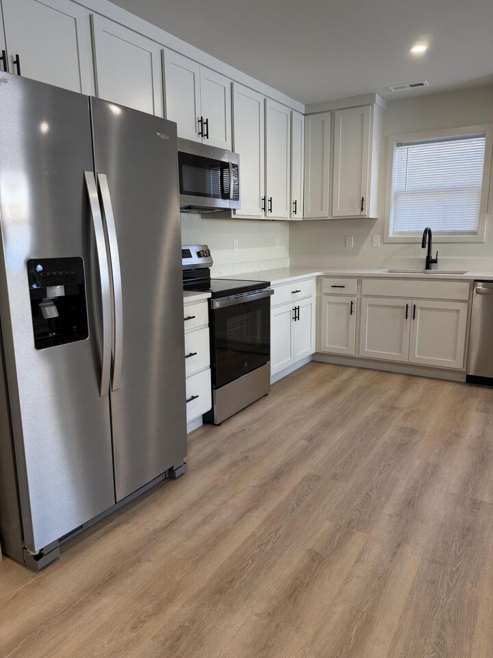 Property Photo:  1007 Jefferson St  MO 65203 