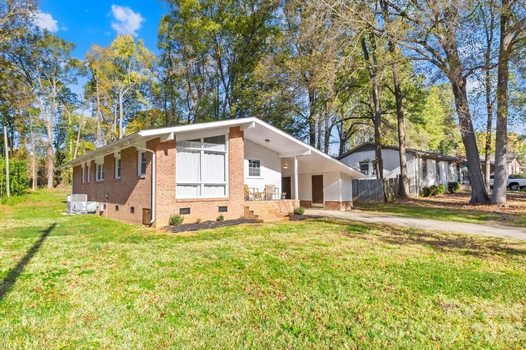 Property Photo:  3801 Winterfield Place  NC 28205 