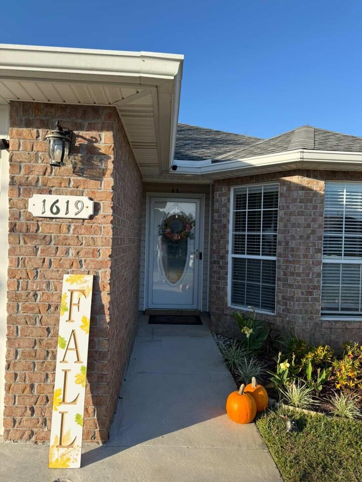 Property Photo:  1619 Fenwick Avenue  FL 32547 