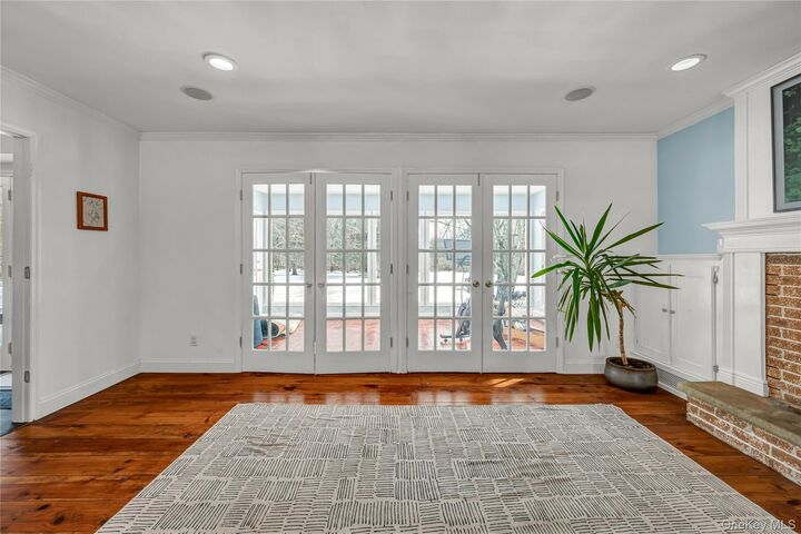 Property Photo:  6 Eisenhower Court  NY 12533 