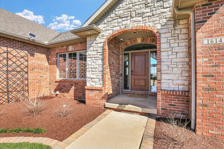Property Photo: 1614 English Oak Drive IL 61822
