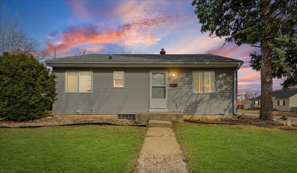 Property Photo: 8 University Court IL 61761