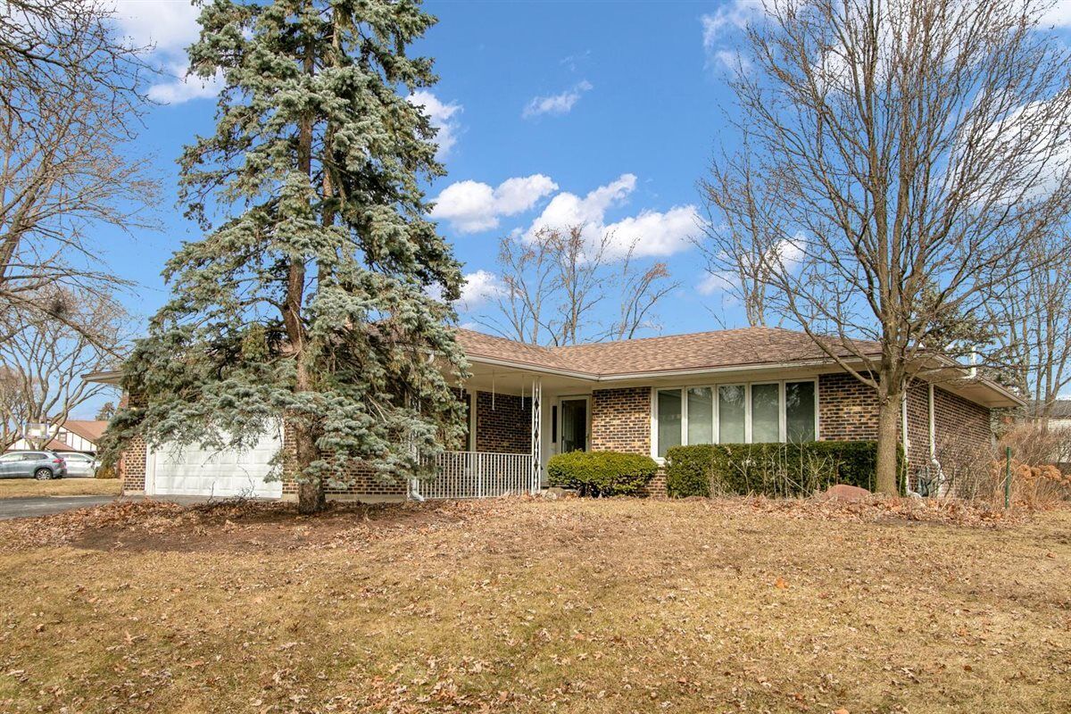 Property Photo:  1040 E Grissom Drive  IL 60074 