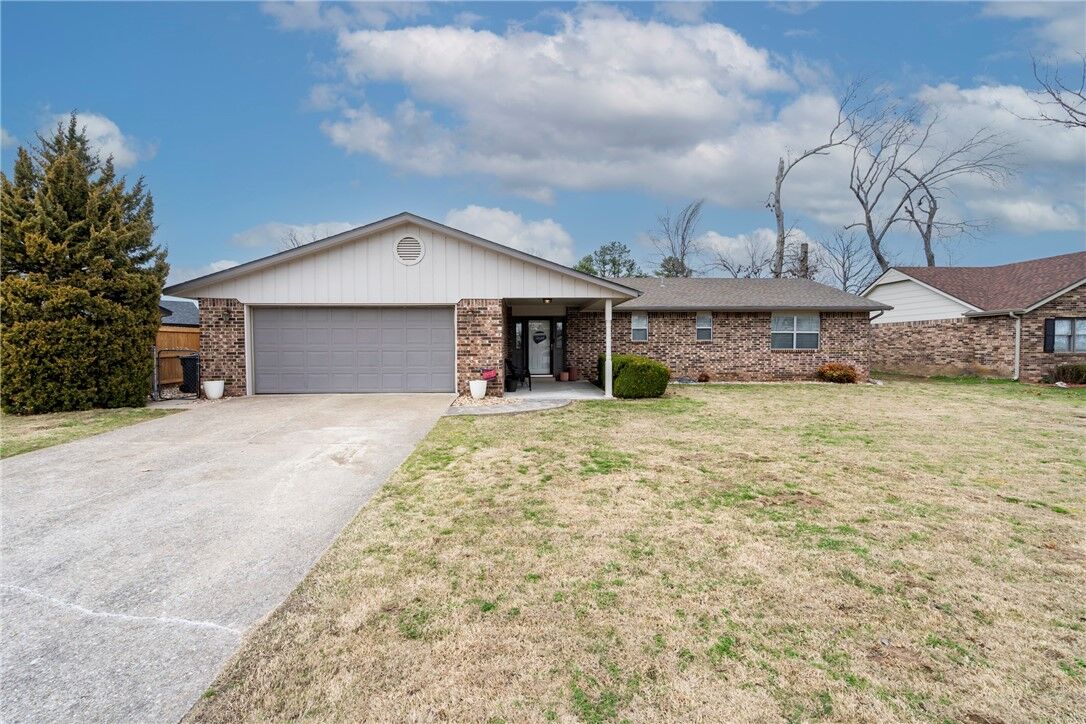 Property Photo:  1405 W Mimosa Street  AR 72758 