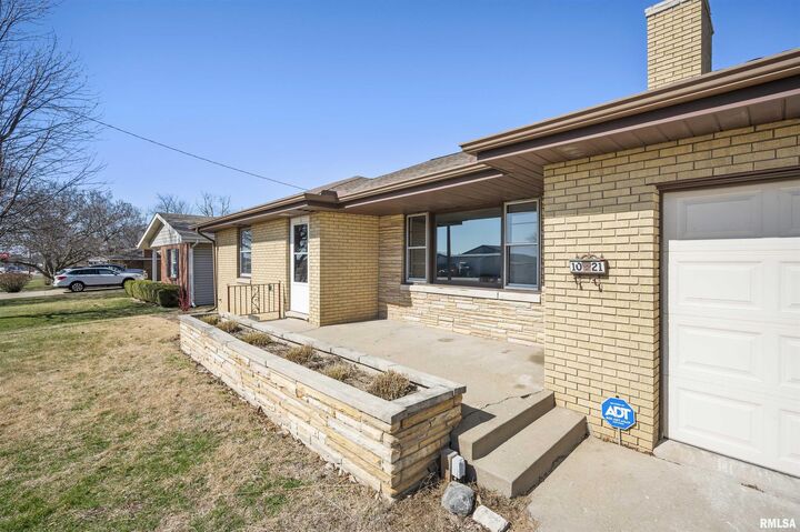 Property Photo: 1021 W Westwood Drive IL 61604