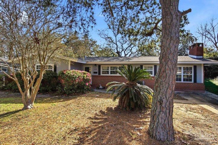 Property Photo:  402 Navarre St  FL 32561 