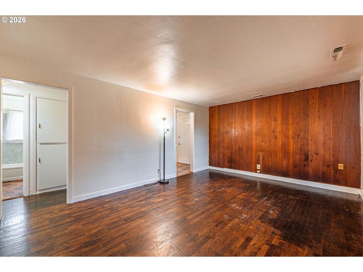 Property Photo:  630 Gilbert St  OR 97402 