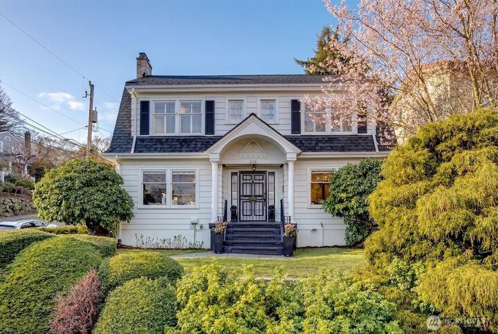 Property Photo:  2103  5th Avenue N  WA 98109 