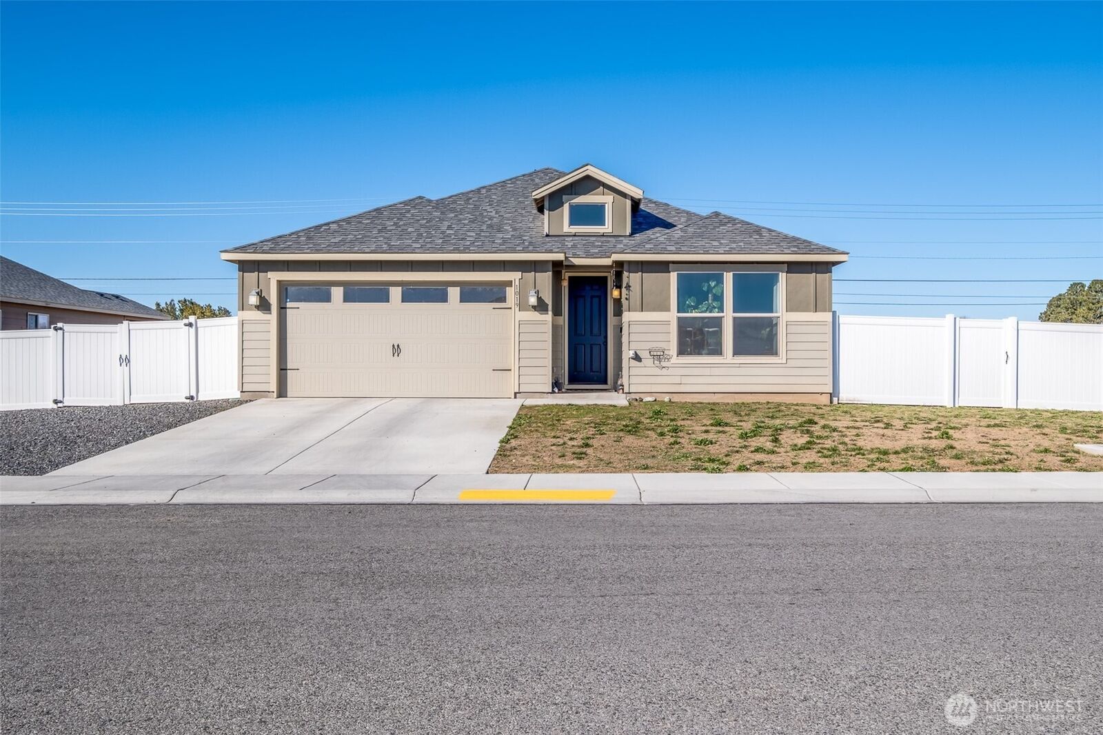 Property Photo:  1019  Hilltop Ave NE  WA 98848 