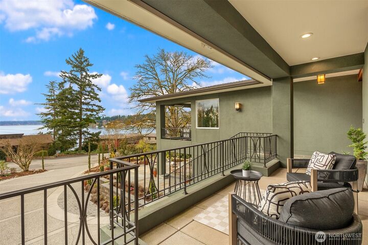 Property Photo:  1610  10th Street W  WA 98033 