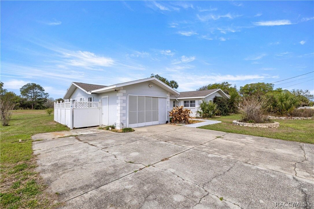 Property Photo:  818 N Country Club Drive  FL 34429 