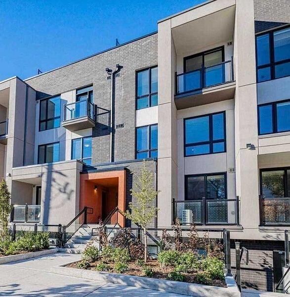 Property Photo: 10 Marquette Avenue 7 ON M6A 0E1