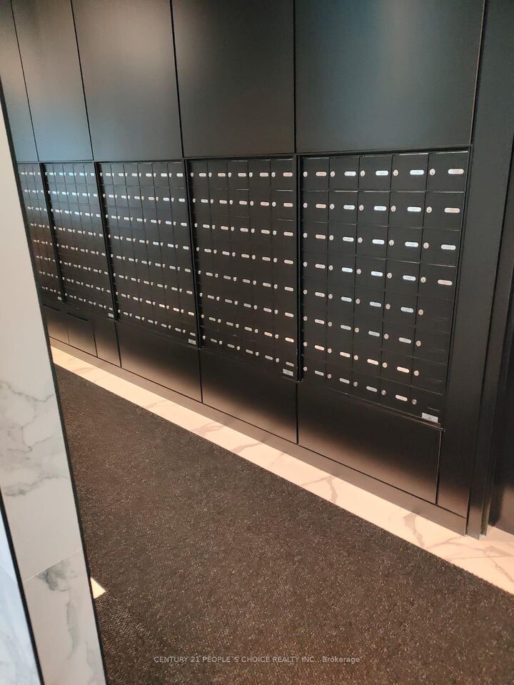 Photo de la propriété: 30 Tretti Way 1311 ON M3H 0E3