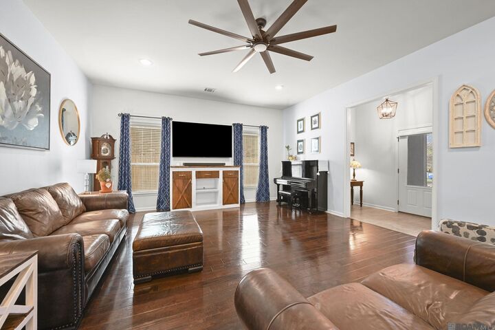 Property Photo: 17064 Sills Dr LA 70769