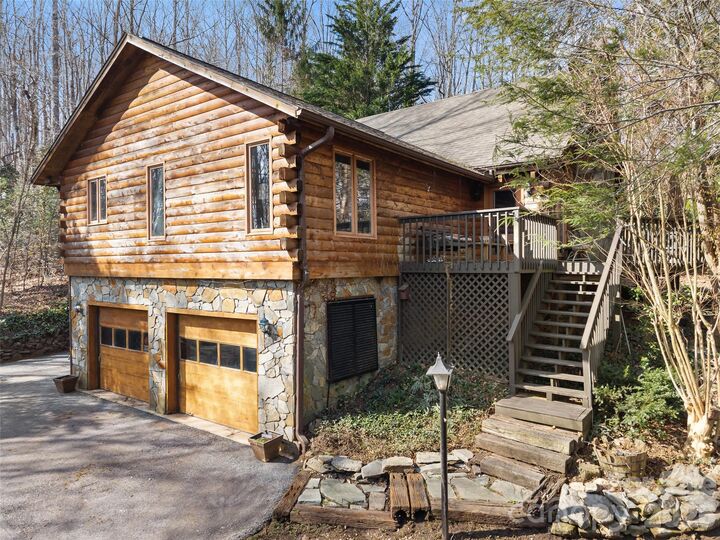 Property Photo: 6 Ravenwood Lane NC 28742