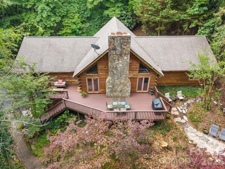 Property Photo: 6 Ravenwood Lane NC 28742