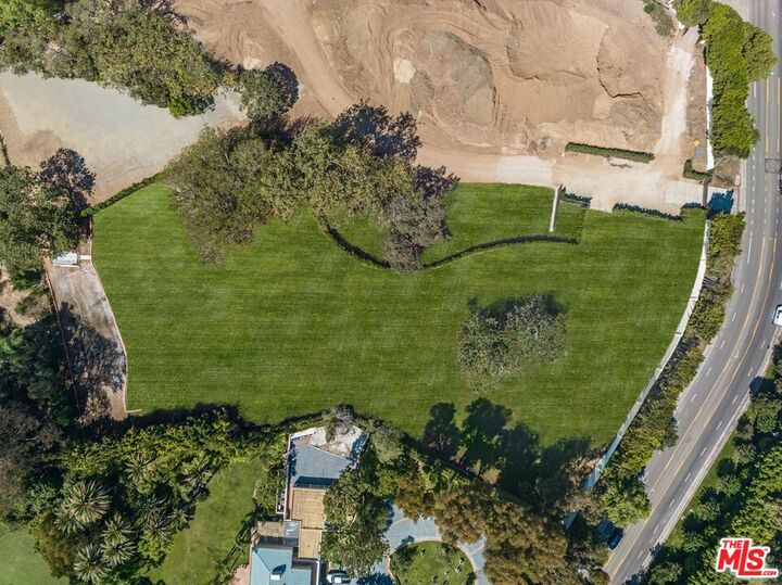 Property Photo:  150 S Carolwood Dr  CA 90077 