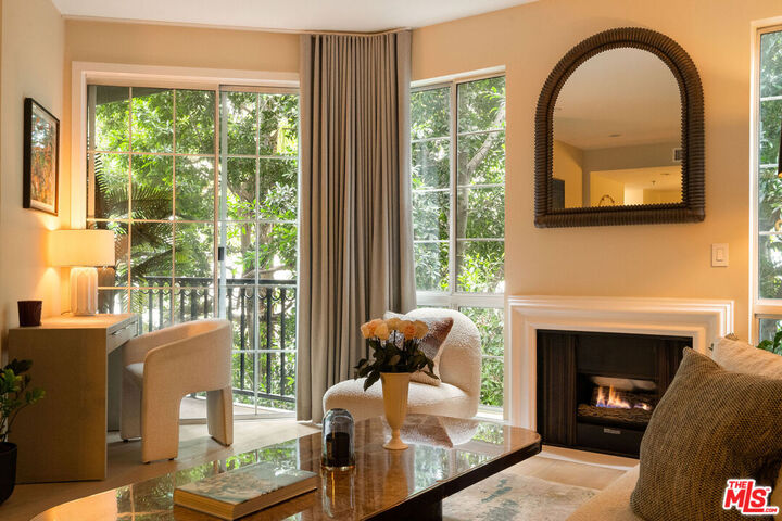 Property Photo:  585 N Rossmore Ave  CA 90004 