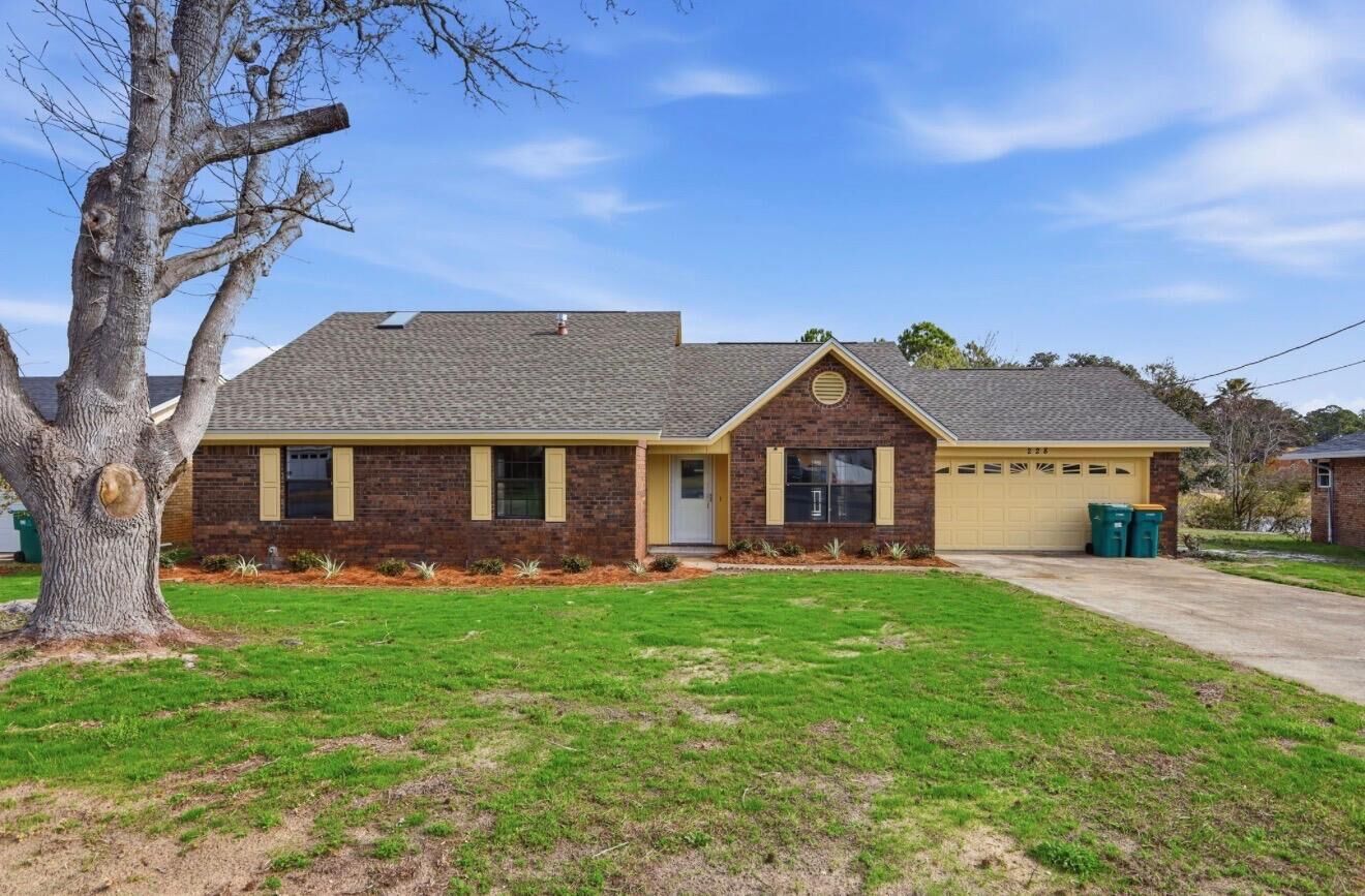 Property Photo: 228 Lakeside Lane FL 32569