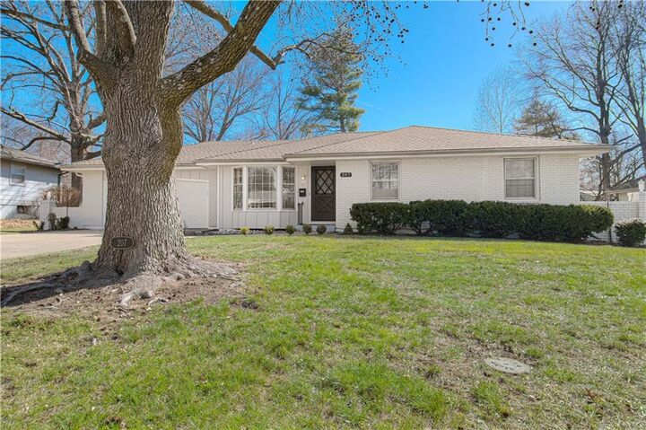 Property Photo:  207 NW Woodbine Avenue  MO 64063 