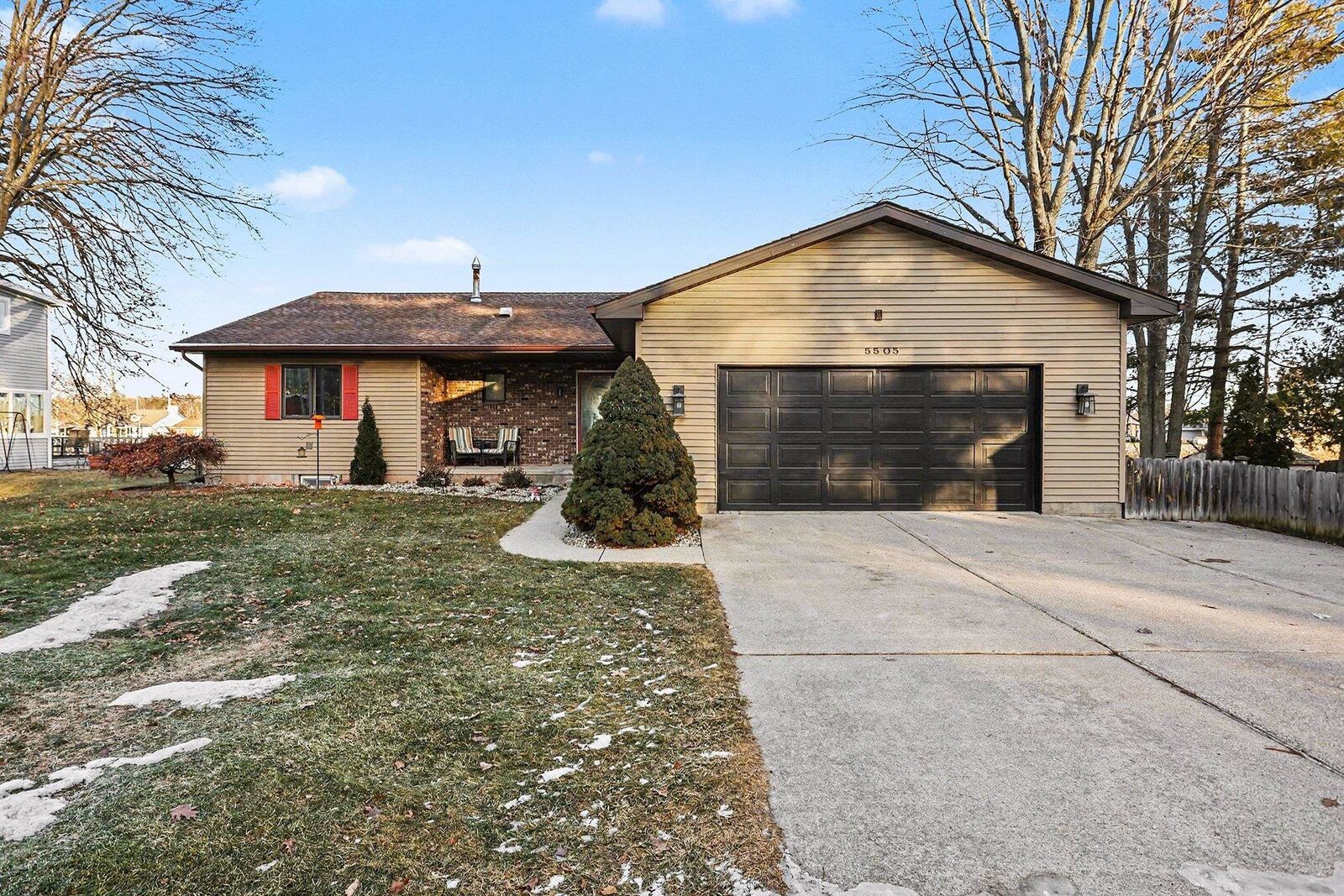 Property Photo: 5505 Red Oak Drive MI 48612-8513