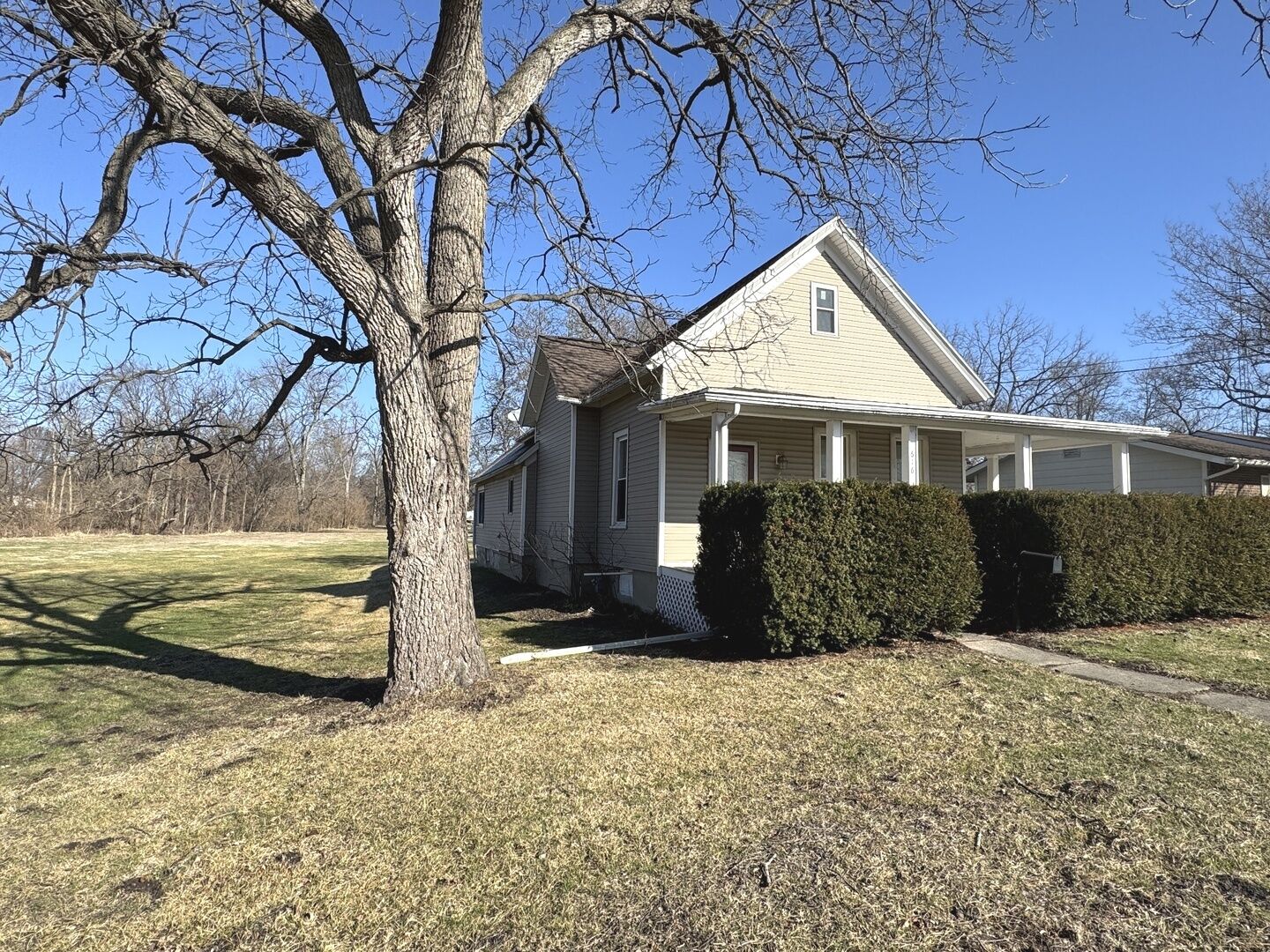 Property Photo: 616 E Main Street IL 61310